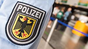 Zwei Haftbefehle haben Bundespolizisten am Dienstag am Stuttgarter Flughafen vollstreckt. (Symbolbild)