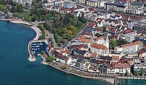 Friedrichshafen von oben: An einem beliebten Ort im Stadtgebiet soll das Baden künftig erlaubt werden.