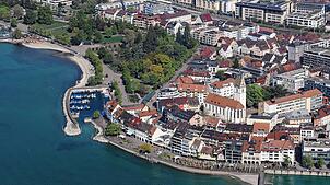 Friedrichshafen von oben: An einem beliebten Ort im Stadtgebiet soll das Baden künftig erlaubt werden.