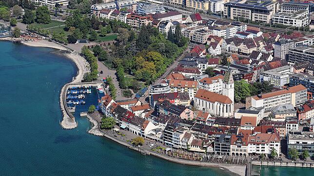 Friedrichshafen von oben: An einem beliebten Ort im Stadtgebiet soll das Baden künftig erlaubt werden.