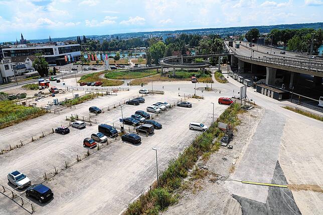 Drei große Baukomplexe sollen hier (links im Bild) entstehen. Gesundheitszentrum und Hostel sollen parallel zur Schänzlebrücke (rechts) ...