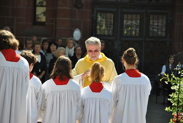 Mädchen dürfen Ministrantinnen werden, ansonsten bleiben Frauen Ämter in der katholischen Kirche verwehrt. Im Bild Pater Bernhard ...