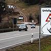 Am Randenabstieg der B&nbsp;314, hier mit Blick auf die unfallträchtige Sonnenhofkurve, ist die Überholspur dieses Jahr wieder von April ...