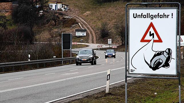 Am Randenabstieg der B&nbsp;314, hier mit Blick auf die unfallträchtige Sonnenhofkurve, ist die Überholspur dieses Jahr wieder von April ...