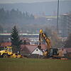 Am Bregenberg wird Erde verschoben. Hier laufen seit Oktober die Erschließungsarbeiten für das neue Wohngebiet. Archivbild: Guy Simon