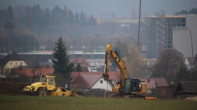 Am Bregenberg wird Erde verschoben. Hier laufen seit Oktober die Erschließungsarbeiten für das neue Wohngebiet. Archivbild: Guy Simon