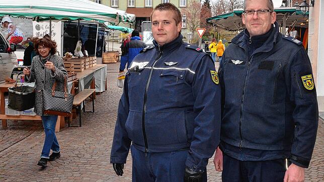 Auf dem Markdorfer Wochenmarkt gilt nunmehr die Maskenpflicht. Das Motiv zeigt eine Szene vom 26. März, damals sind Thomas Müller und ...