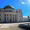 Der Dom in St. Blasien: Auf der Mitte des Domplatzes steht vor der Kuppelkirche der Blasiusbrunnen mit der Skulptur des Heiligen ...