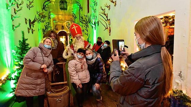 Stimmungsvolles Erinnerungsfoto mit dem Nikolaus im toll beleuchteten Geweihgang &ndash; das ist nur bei der Fürstenberg-Weihnachtswelt ...