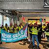 Mit Trillerpfeife und Plakaten und der Ansage &bdquo;Wir sind es wert&ldquo; fordern Beschäftigte des Klinikums Hochrhein bei einer ...