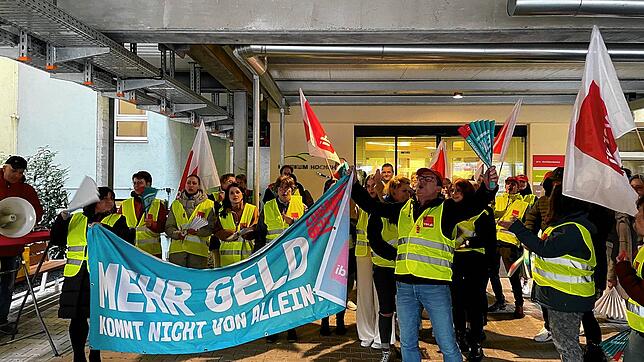 Mit Trillerpfeife und Plakaten und der Ansage &bdquo;Wir sind es wert&ldquo; fordern Beschäftigte des Klinikums Hochrhein bei einer ...