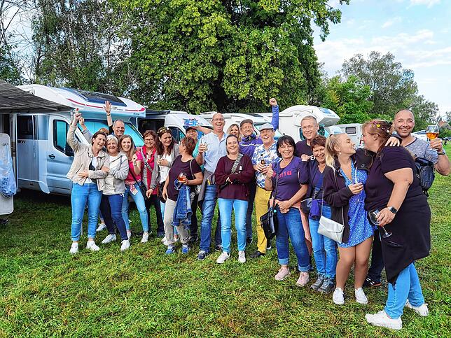 Beste Stimmung vor dem Konzert: Diese Wohnmobilgruppe ist aus Mauenheim angereist.