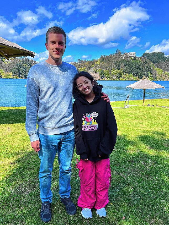Moritz Rathberger und seine „Blutsschwester“ Javiera in Chile. Für sie überwand er seine Angst vor Spritzen.