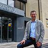 Bürgermeister Patrick Stärk freut sich, dass die Sanierung der Schlossstraße voranschreitet. Das Rathaus und der Vorplatz sind schon ...