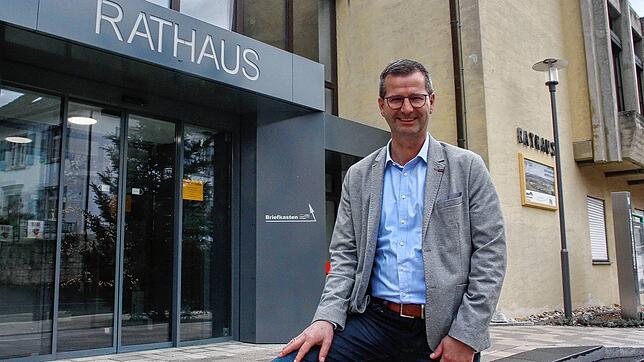 Bürgermeister Patrick Stärk freut sich, dass die Sanierung der Schlossstraße voranschreitet. Das Rathaus und der Vorplatz sind schon ...