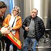 Brauerei-Chefin Eveline Kalb erklärt den SÜDKURIER-Lesern, welche Effekt durch das Malzen im Bier erreicht werden können. Angelika und ...