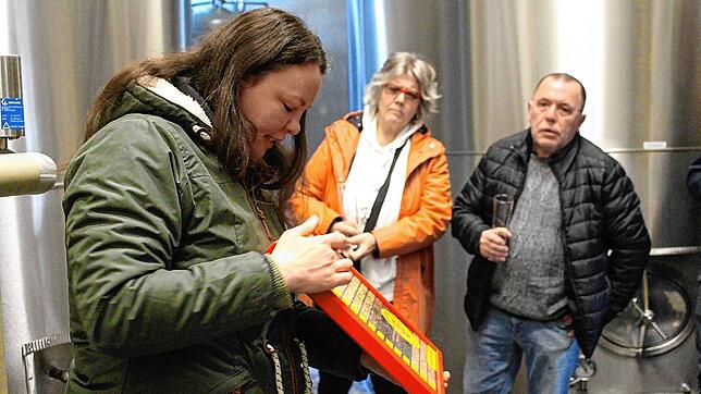 Brauerei-Chefin Eveline Kalb erklärt den SÜDKURIER-Lesern, welche Effekt durch das Malzen im Bier erreicht werden können. Angelika und ...