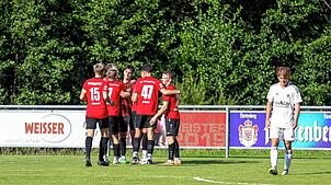 Der FC Königsfeld (Maurice Fosse, rechts) hat sich mit 1:0 gegen Angstgegner FC Überlingen (Stephan Walser) durchgesetzt.