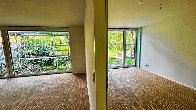 Die Häuser vier und fünf sind beim Innenausbau schon sehr weit, wie der Blick in eine Zwei-Zimmer-Wohnung in Haus fünf zeigt.