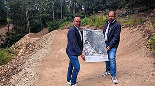Bürgermeister Manuel Stärk (links) und Ortsbaumeister Martin Kohler zeigen die Übersichtskarte des Trails.