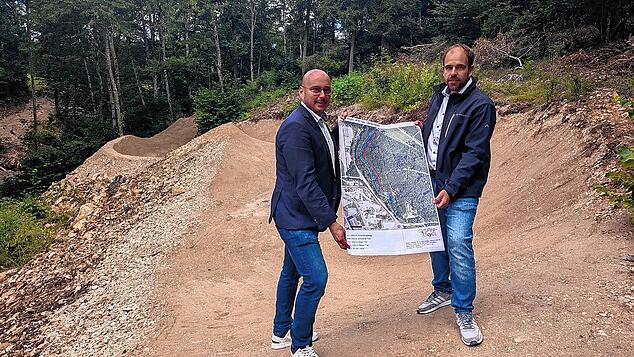 Bürgermeister Manuel Stärk (links) und Ortsbaumeister Martin Kohler zeigen die Übersichtskarte des Trails.