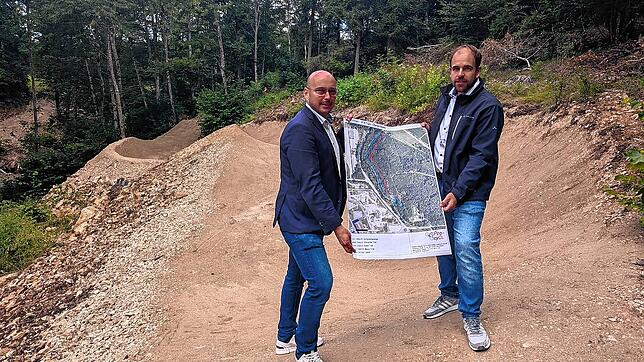 Bürgermeister Manuel Stärk (links) und Ortsbaumeister Martin Kohler zeigen die Übersichtskarte des Trails.
