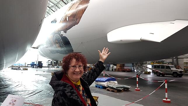 Gerlinde Kretschmann im Zeppelin-Hangar.