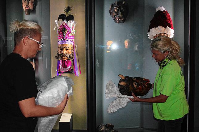 Imke Neumeyer (links) und Conny Kähler verpacken vorsichtig die Masken aus aller Welt. Sie gehören zu den Wasserburger Talgeistern aus ...