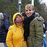 Ester Maute bekam Unterstützung von einer Freundin, die sie mit Tee versorgte, weil sie so lange in der Kälte warten musste. Die ...
