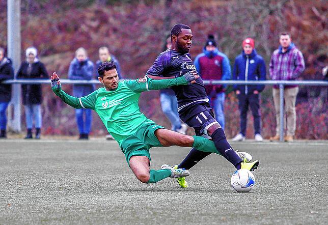 Ali Günes (links) 2019 in Aktion für den FC 07 Furtwangen in der Landesliga-Partie gegen den FC Schonach.