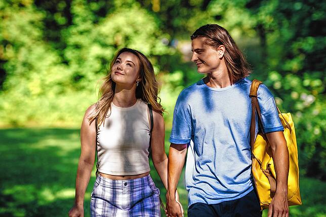 Szene aus „Frühling“: Lilly Engel (Julia Willecke) und Adrian Steinmann (Kristo Ferkic) genießen die gemeinsame Zeit.