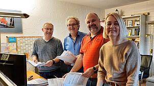 Vertreterinnen und Vertreter der Bürgerinitiative &bdquo;So-it!&ldquo; beim Sortieren der Briefe (von links): Klaus Buck, Reiner ...
