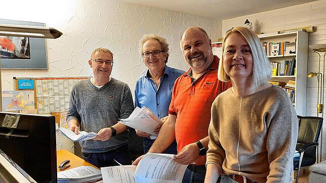 Vertreterinnen und Vertreter der Bürgerinitiative &bdquo;So-it!&ldquo; beim Sortieren der Briefe (von links): Klaus Buck, Reiner ...