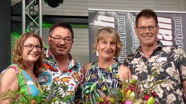 Familie Lauber ist stolz auf die Eröffnung der neuen Produktionshalle ihres Fensterbaubetriebs (von links): Heike und Markus Lauber und ...