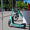 Am Stand des Anbieters Tier könnten Passanten eine Trainingsrunde mit E-Scooter oder Pedelec drehen – der Andrang ist allerdings nicht groß.