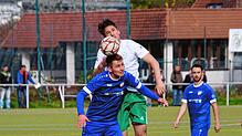 Kopfballduell zwischen Moritz-Johannes Bausch (vorne) von der SG Oberbaldingen/Öfingen und Marius Schwer von der SG V-H-U. Die Teams der ...