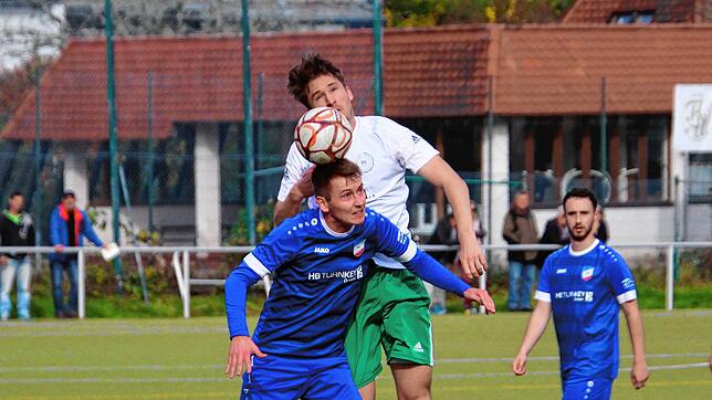Kopfballduell zwischen Moritz-Johannes Bausch (vorne) von der SG Oberbaldingen/Öfingen und Marius Schwer von der SG V-H-U. Die Teams der ...