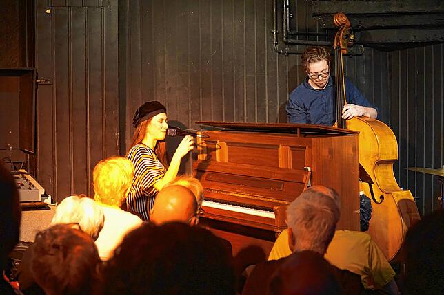 Der heimelige, kuschlig-enge Keller in der Webergasse macht den besonderen Reiz bei den Konzerten des Jazzclubs aus. Abstandsregeln ...