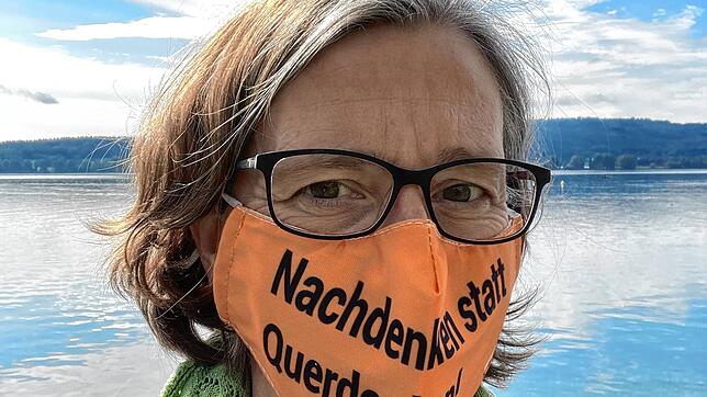 Einsatz mit Maske für die Demokratie: Stadträtin Nina Breimaier.
