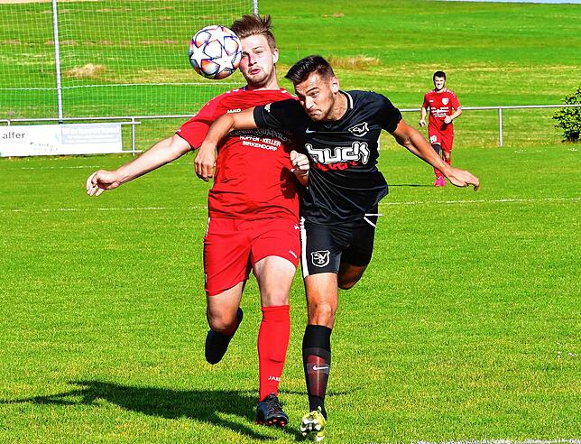 Ausgebremst: Im Duell mit Innenverteidiger Pascal Störk (rechts) machten Schlusslicht FC Schlüchttal und seine glückloser Torjäger ...