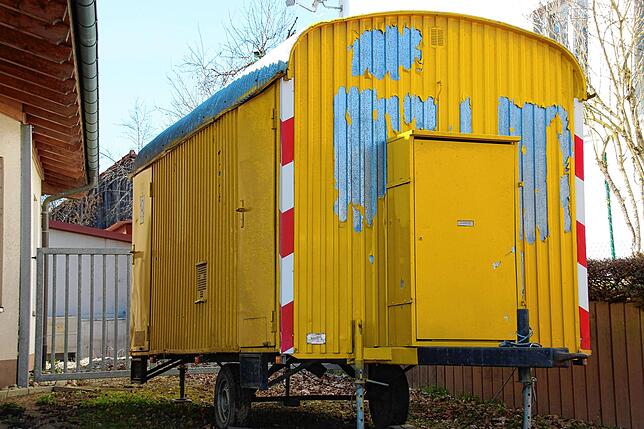 Derzeit steht der Bauwagen, den die Jugendlichen zu einem Treffpunkt in Wald umgestalten möchten, am Feuerwehrhaus in Wald.
