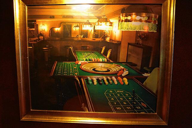 Bevor Gisela Spörri die Bar Red Rose in den Kellerräumen des Gebäudes einrichtete, befand sich dort ein Casino.