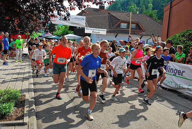 Bild 14: So schön war der Klettgaulauf 2024: Diese Läufer gehen an den Start