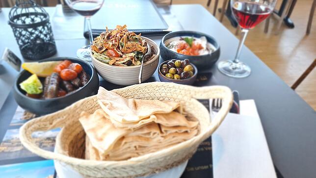 Diverse Mezze mit gebackenem libanesischem Fladenbrot.
