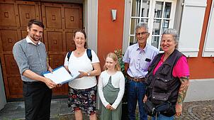 Die Bürgerinitiative für den Erhalt der Grundschule Hegne hat rund 560 Unterschriften gesammelt. Die Listen sind nun an Bürgermeister ...