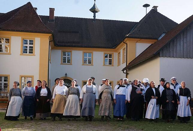 Bild 1: Der Theaterverein Zeitschleuse stellt bei der Schiffstaufe am Kloster in Riedern am Wald einen Teil seiner Kulisse für die nächste Saison vor