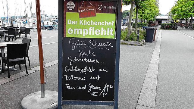 Freundliche Begrüßung für die Nachbarn im Restaurant Steg 4: Abends zog es nicht mehr viele Gäste in die Außengastronomie.
