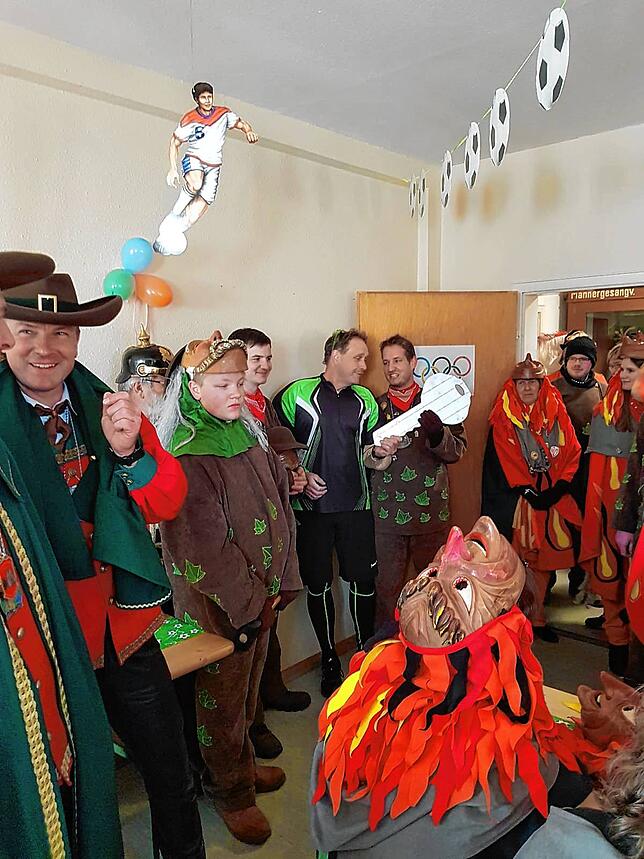 Die Machtübernahme der Narren auf engstem Raum, hier im Riedöschinger Rathaus durch Narrenpräsident Stefan Wehrle, muss im nächsten Jahr ...