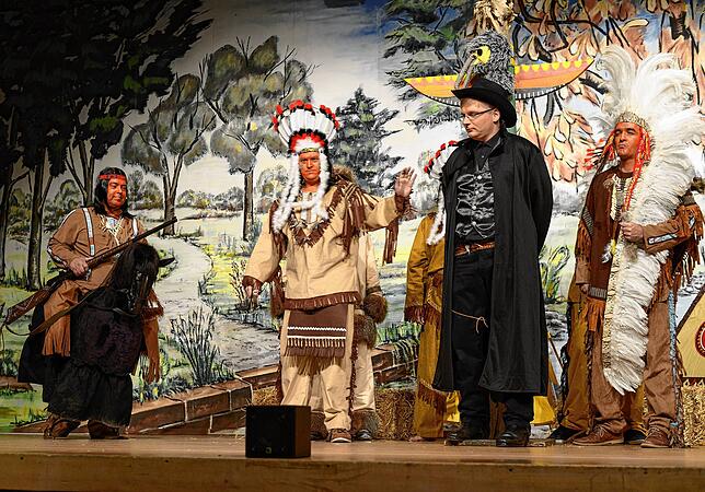 Der wilde Westen und Winnetou standen beim Narrenspiegel im Jahr 2015 auf der Bühne im Mittelpunkt. Mit dem Lasso werden lokale Probleme ...