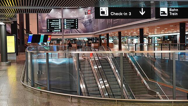 Der verlassene Flughafen Zürich während der Infektionsschutzmaßnahmen 2020 gegen das Corona-Virus.
